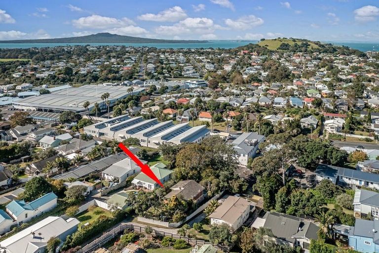 Photo of property in 16 William Bond Street, Stanley Point, Auckland, 0624