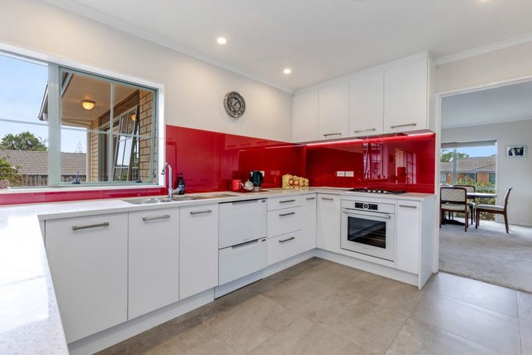 Photo of property in 88 Buscomb Avenue, Henderson, Auckland, 0610