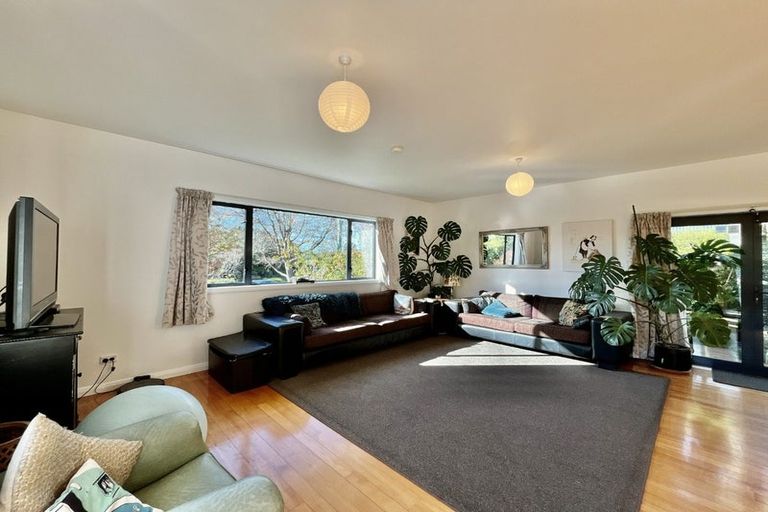 Photo of property in 6 Armstrong Avenue, Saint Martins, Christchurch, 8022