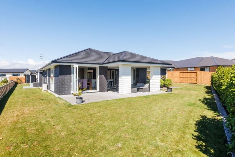 Photo of property in 132 Johnstone Drive, Fitzherbert, Palmerston North, 4410