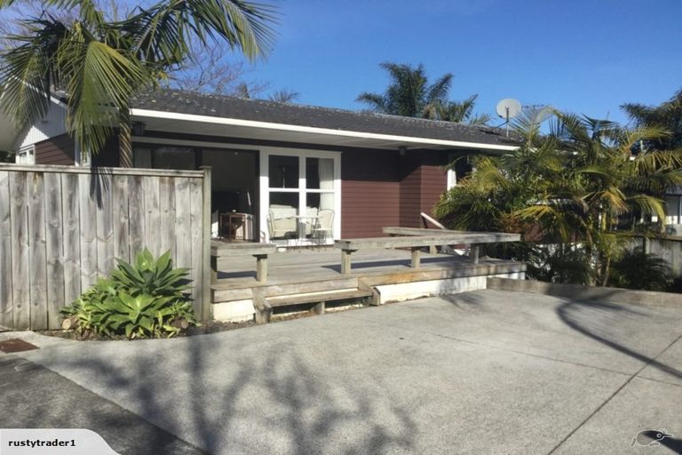 Photo of property in 21 Lantana Road, Green Bay, Auckland, 0604