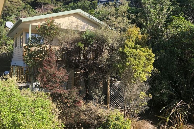 Photo of property in 21 Amelia Crescent, Waikawa, Picton, 7220