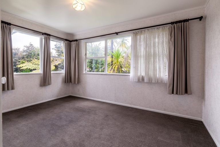 Photo of property in 35 Castleford Street, Green Bay, Auckland, 0604