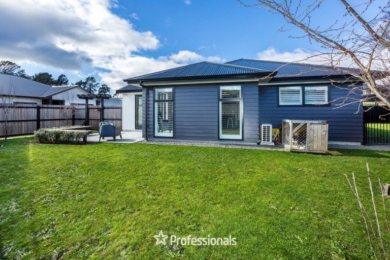 Photo of property in 5 Nikau Lane, Timberlea, Upper Hutt, 5018