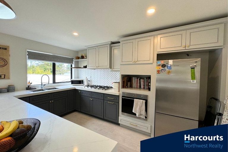 Photo of property in 10 Mahinga Place, Massey, Auckland, 0614