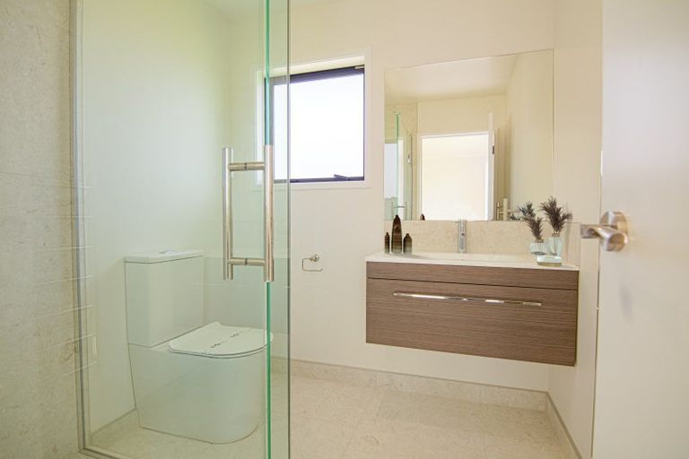 Photo of property in 73 Tahuna Minhinnick Drive, Glenbrook, 2681