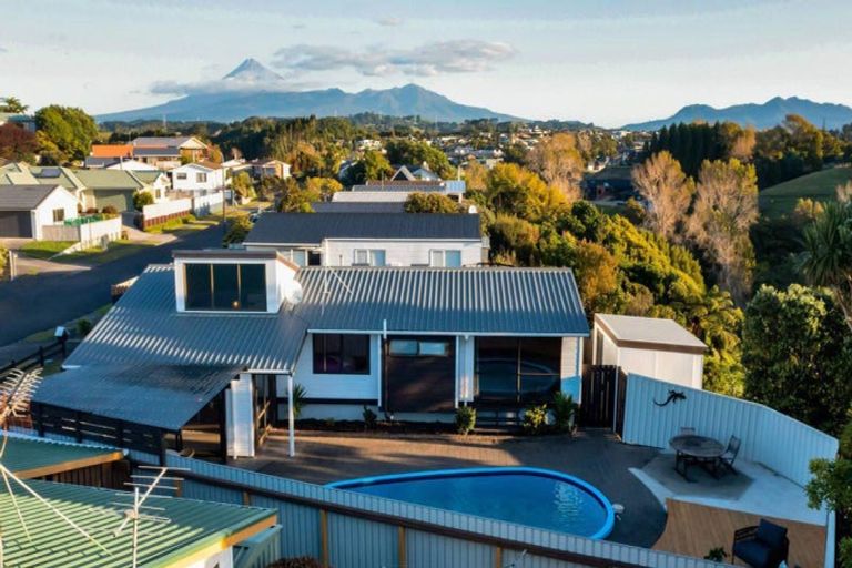 Photo of property in 8 Marchant Place, Westown, New Plymouth, 4310