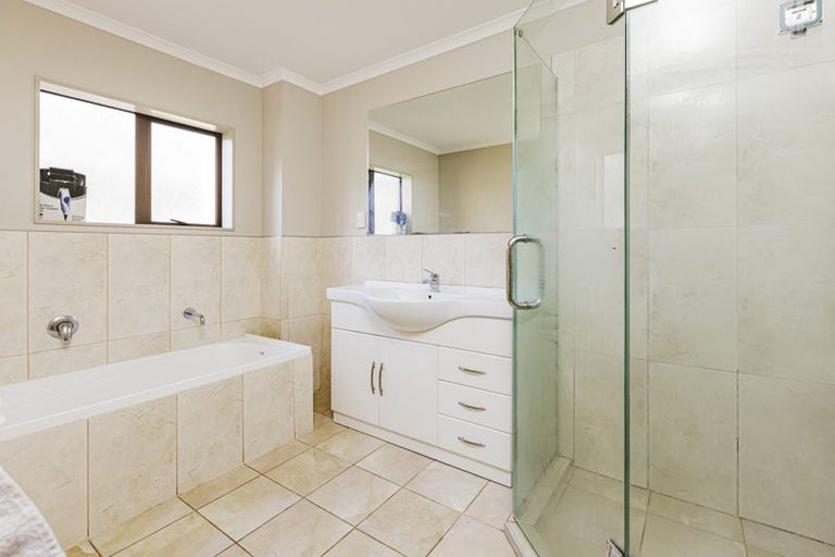 Photo of property in 20 Fairchild Avenue, Goodwood Heights, Auckland, 2105