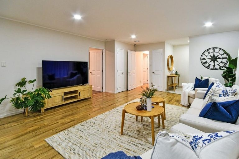 Photo of property in 2 Menen Place, Manurewa, Auckland, 2105