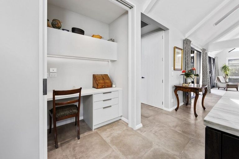 Photo of property in 17 Lees Road, Strowan, Christchurch, 8052