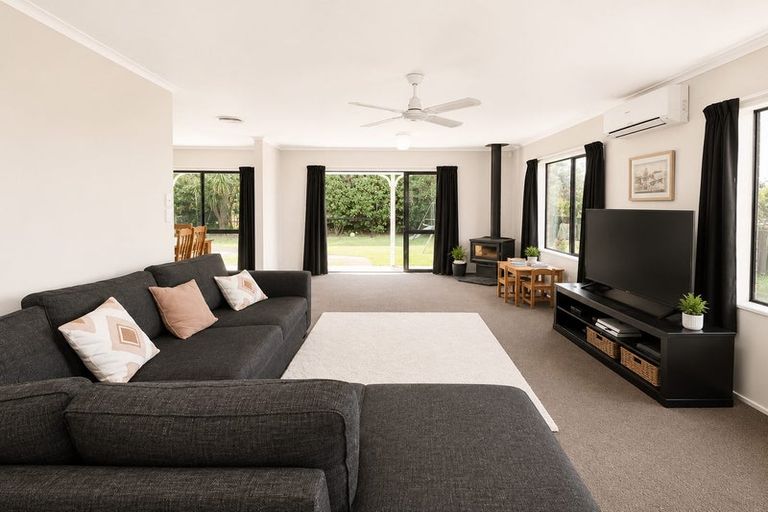Photo of property in 39a Edgewater Parade, Waiuku, 2123