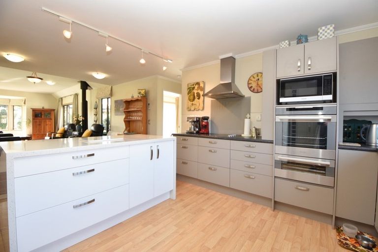 Photo of property in 8 Daffodil Grove, Carterton, 5713