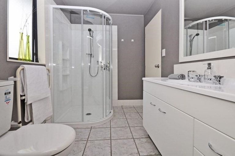 Photo of property in 121 Luckens Road, West Harbour, Auckland, 0618