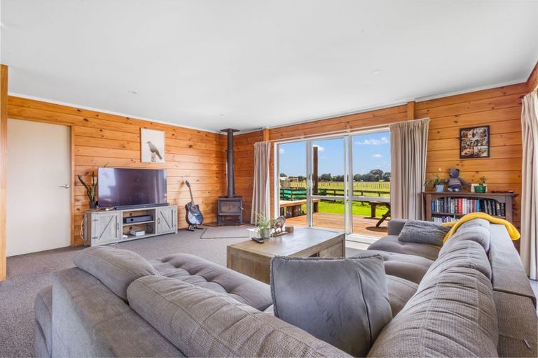 Photo of property in 957 Pukearuhe Road, Waiiti, Urenui, 4377