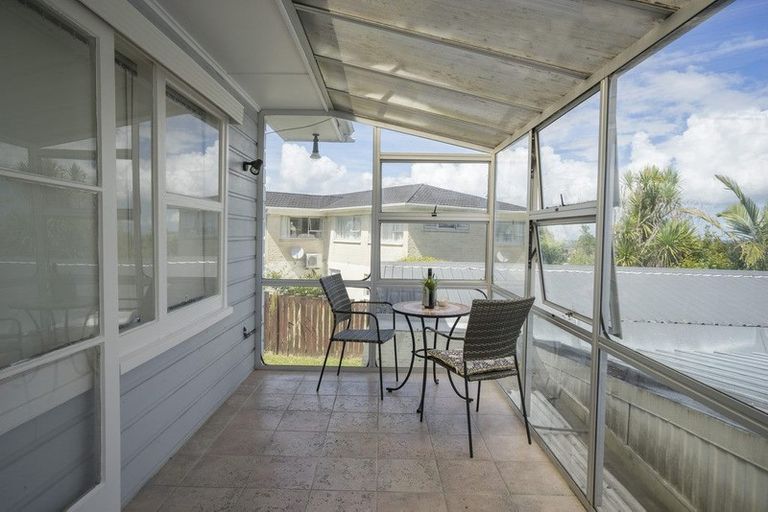 Photo of property in 22 Chelsea View Drive, Chatswood, Auckland, 0626