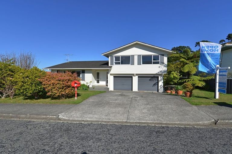 Photo of property in 14 Ardal Grove, Tirohanga, Lower Hutt, 5010