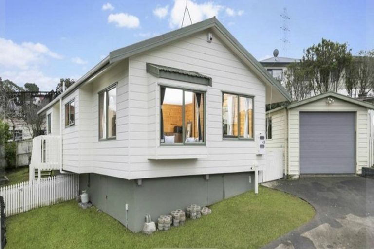 Photo of property in 5 Loughanure Place, Massey, Auckland, 0614