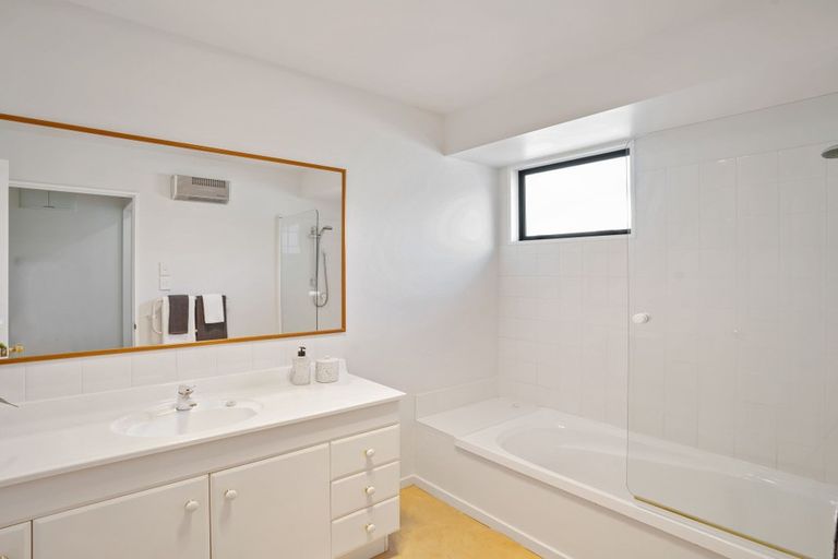 Photo of property in 15 Oakview Lane, Cashmere, Christchurch, 8022