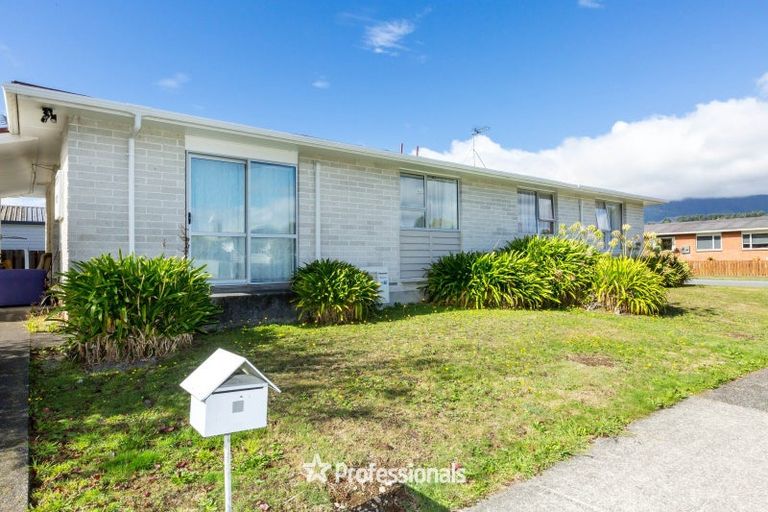 Photo of property in 2/12 Tacoma Drive, Totara Park, Upper Hutt, 5018