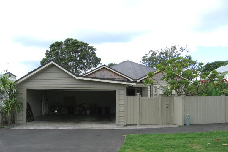 Photo of property in 10a First Avenue, Stanley Point, Auckland, 0624