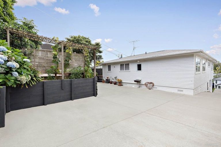 Photo of property in 2/20 Hogans Road, Glenfield, Auckland, 0629