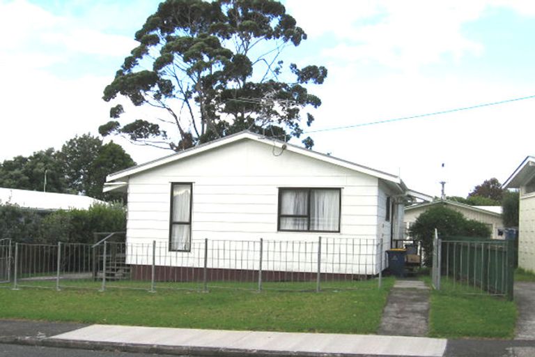 Photo of property in 1/1 Dawnhaven Drive, Te Atatu Peninsula, Auckland, 0610