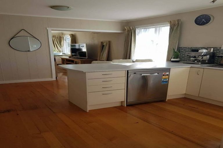 Photo of property in 15 Lyndfield Lane, Newlands, Wellington, 6037