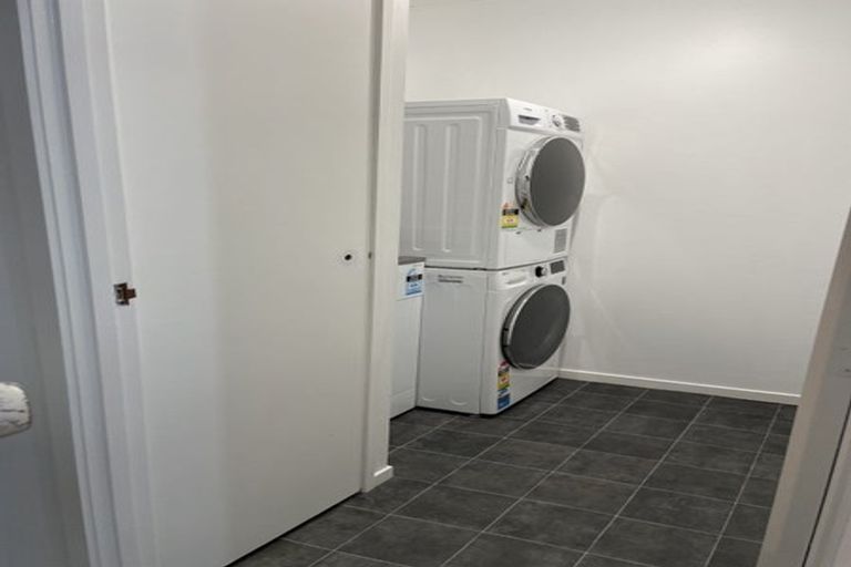 Photo of property in 2/92 Moore Street, Hillcrest, Auckland, 0627