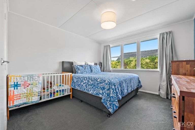 Photo of property in 15 Parera Grove, Heretaunga, Upper Hutt, 5018