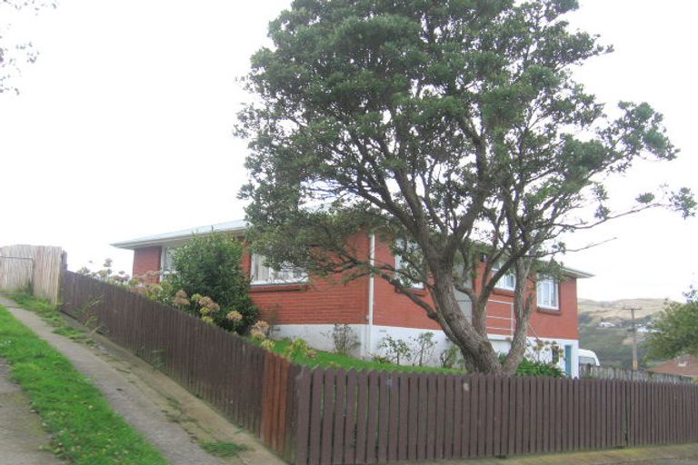 Photo of property in 27 Davidson Crescent, Tawa, Wellington, 5028