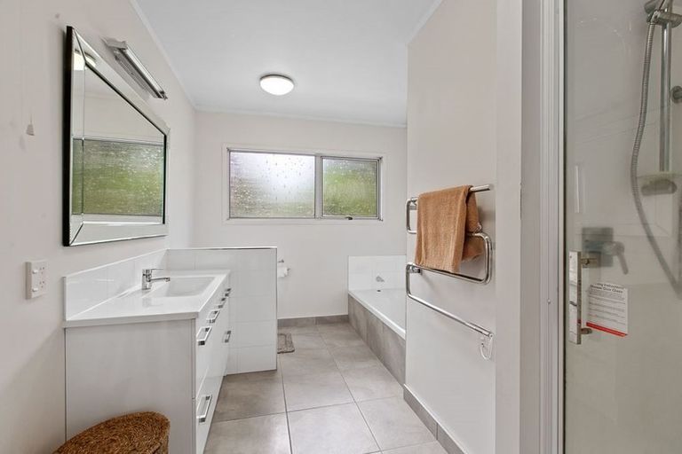 Photo of property in 48 Grassmere Road, Henderson Valley, Auckland, 0612