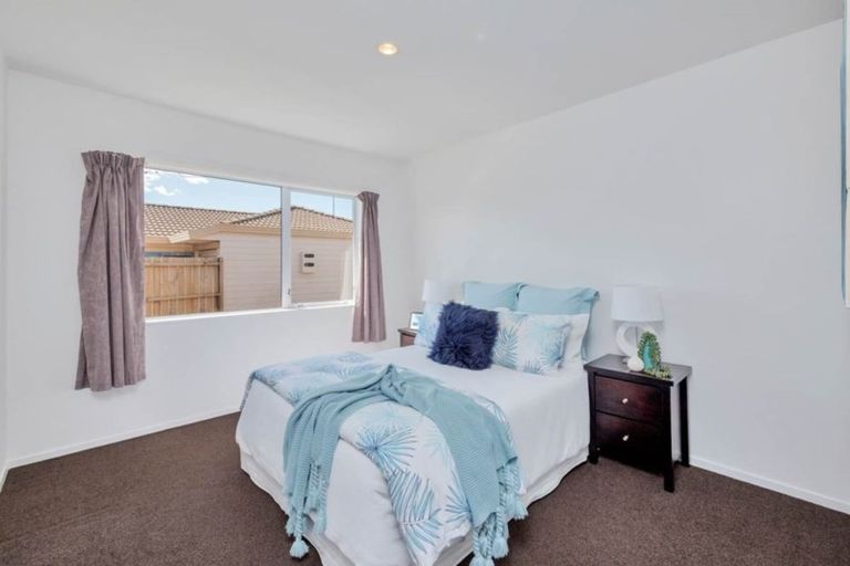 Photo of property in 2/5 Barbados Drive, Unsworth Heights, Auckland, 0632