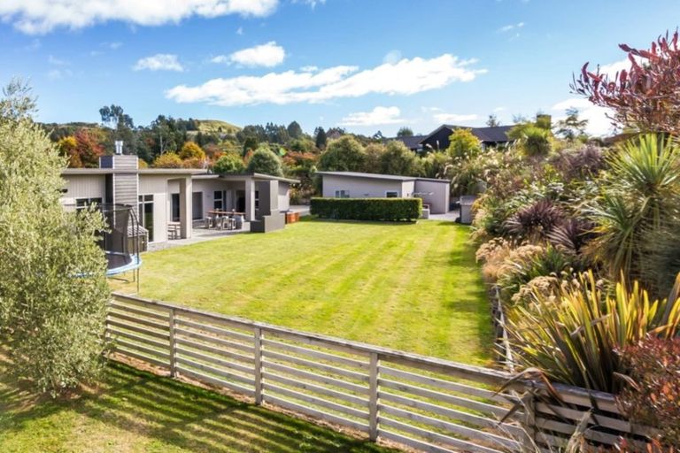 Photo of property in 27 Loch Views Road, Acacia Bay, Taupo, 3385
