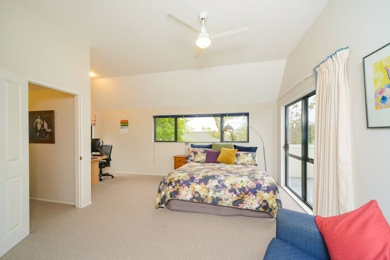Photo of property in 135 Summerhill Drive, Fitzherbert, Palmerston North, 4410