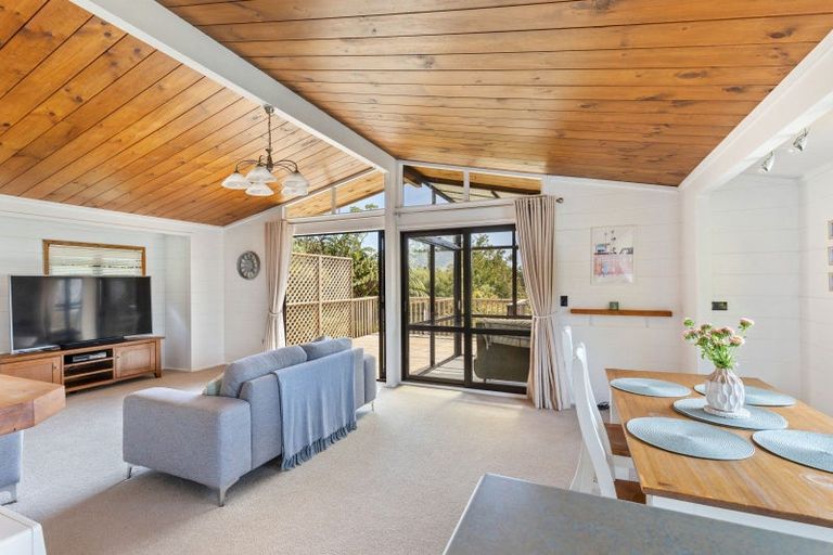 Photo of property in 13 Lindaver Grove, Merrilands, New Plymouth, 4312