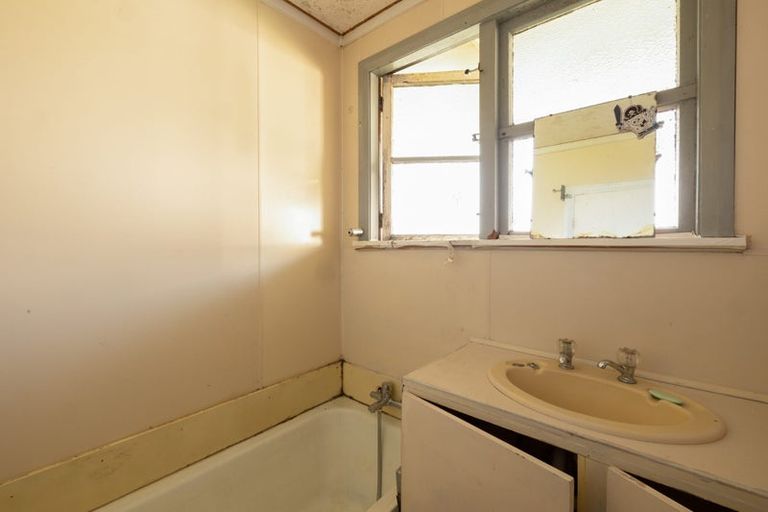 Photo of property in 77 Mould Street, Waitara, 4320