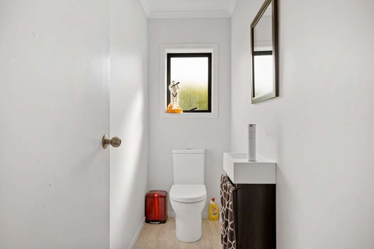 Photo of property in 17 Pukatea Street, Inglewood, 4330