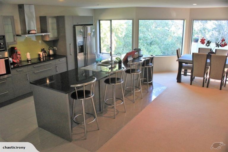 Photo of property in 17 Heathcote Place, Fitzherbert, Palmerston North, 4410