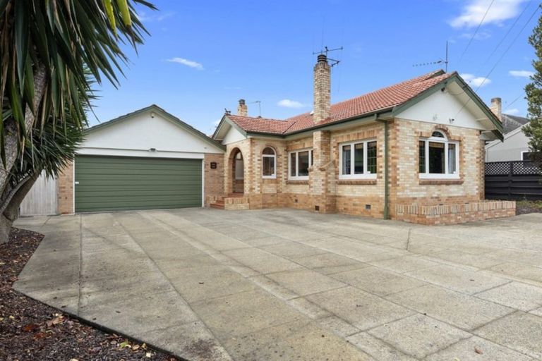 Photo of property in 8 Knighton Road, Hillcrest, Hamilton, 3216