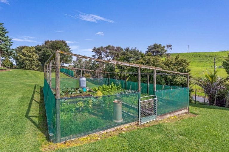 Photo of property in 5 Mcleod Road, South Head, Helensville, 0874