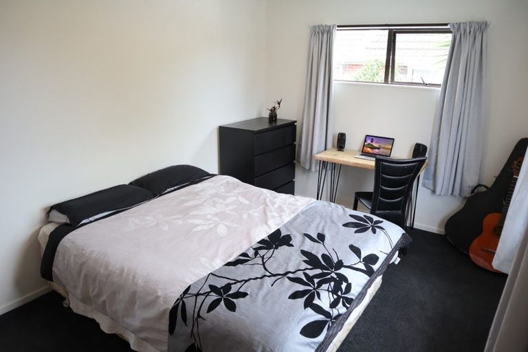 Photo of property in 2/68 View Road, Henderson, Auckland, 0612
