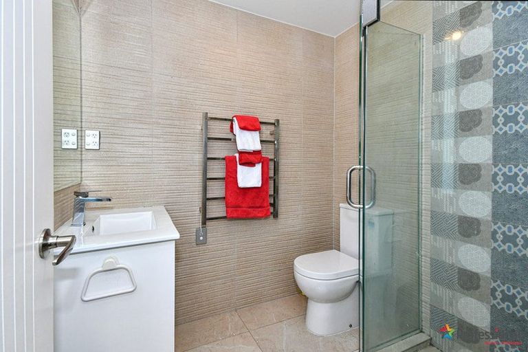 Photo of property in 4225a Great North Road, Glendene, Auckland, 0602