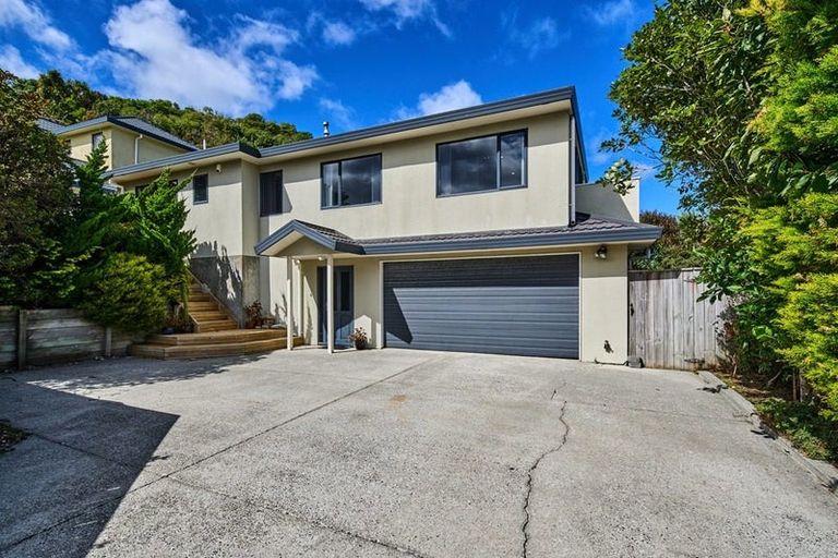 Photo of property in 22 Domanski Crescent, Owhiro Bay, Wellington, 6023