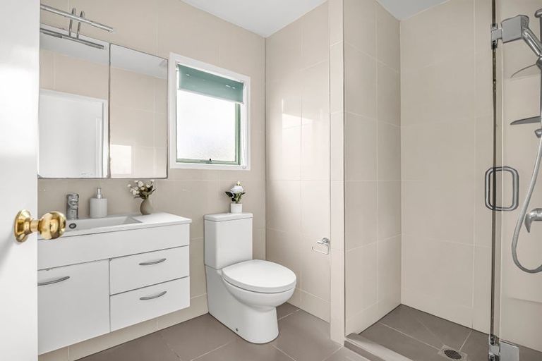 Photo of property in 2/267 Glenfield Road, Hillcrest, Auckland, 0627