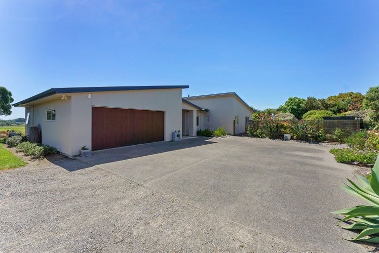 Photo of property in 52 Harakeke Road, Te Horo, Otaki, 5581