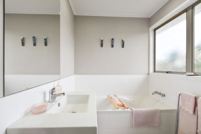 Photo of property in 8 Walnut Place, Owhata, Rotorua, 3010