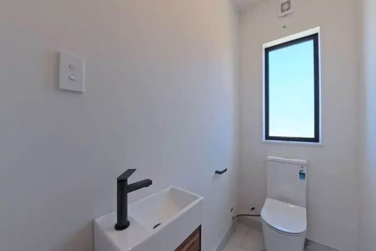 Photo of property in 7c Titirangi Road, New Lynn, Auckland, 0600