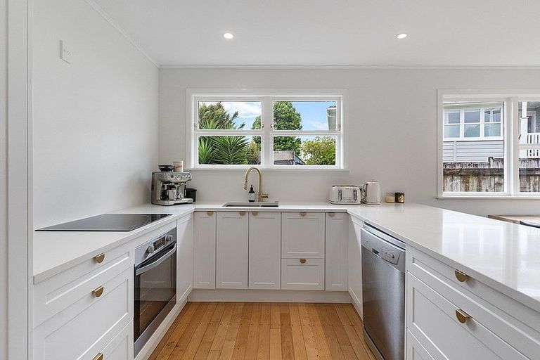 Photo of property in 24 Gill Avenue, Te Atatu Peninsula, Auckland, 0610