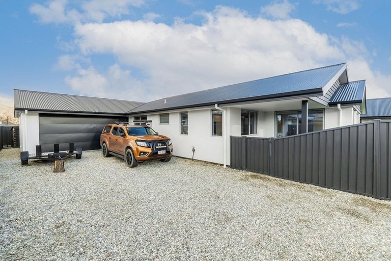 Photo of property in 72 Stratford Drive, Mount Pisa, Cromwell, 9383