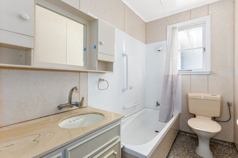 Photo of property in 15 Kiriwai Road, Paremata, Porirua, 5024